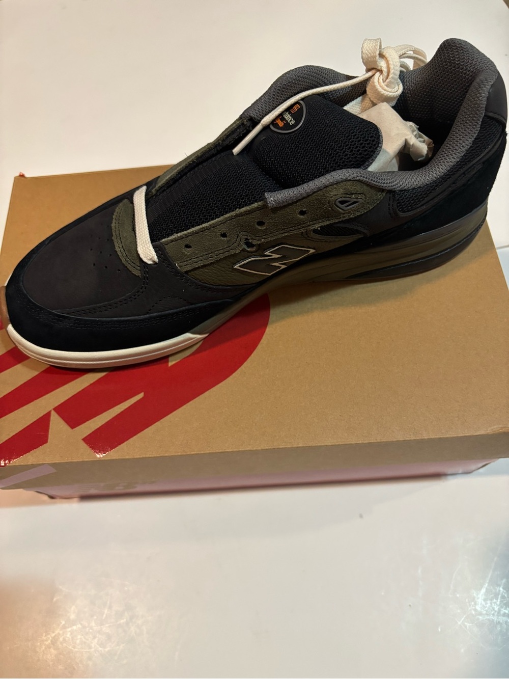 New Balance Men's Black & Olive Green Low-Top Sneaker